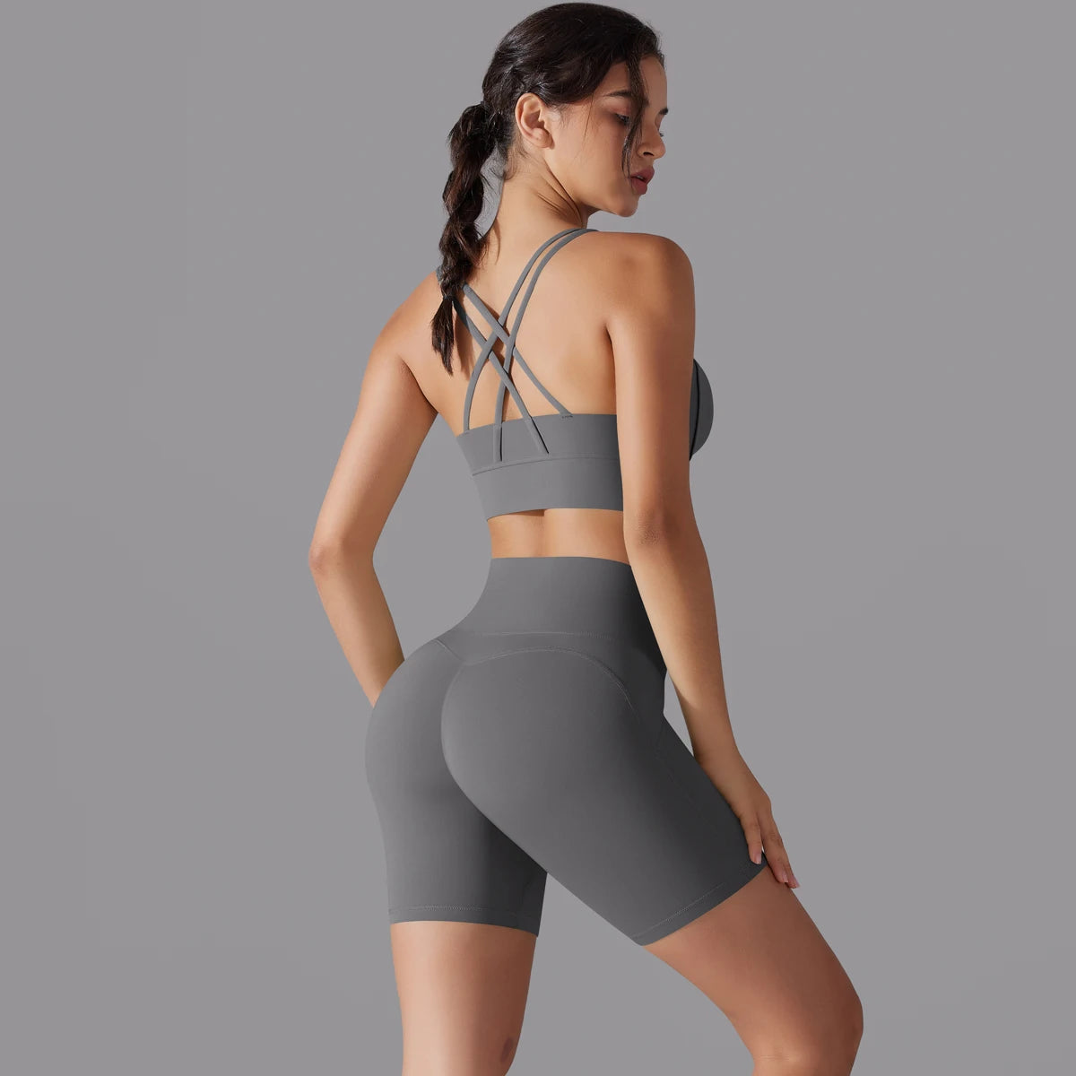 Nahtloses Fitnessset für Damen: graues Sporttop mit gekreuzten Trägern und Shorts
