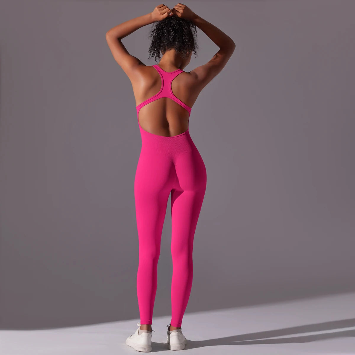 Nahtloser Yoga-Bodysuit, fuchsia, rückenfrei mit Trägerkreuz am Rücken