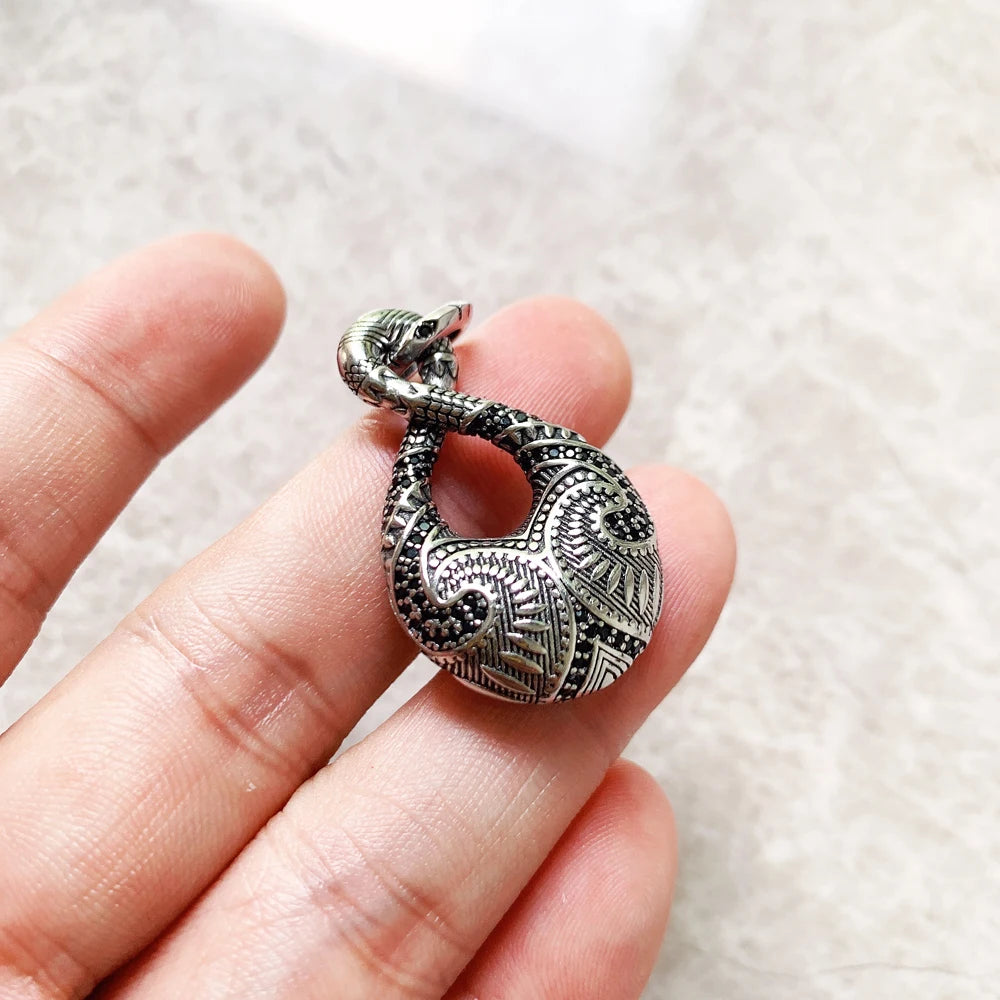 Anhänger aus 925er Sterlingsilber mit Maori-Endlos-Tattoo, in Hand gehalten