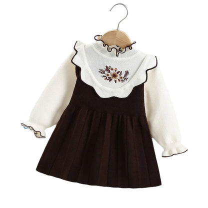 Mädchen Kleid aus gestricktem Material mit süßen gestickten Blumen und Farbblock