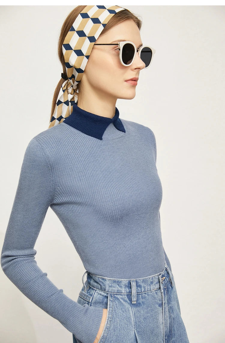 Hellblauer Strickpullover mit Umlegekragen, feine Rippstruktur, lange Ärmel