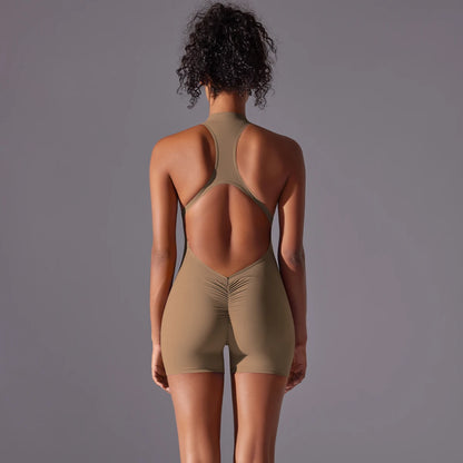 Sport-Body mit kurzem Bein, beige, Rückansicht mit Trägern und Halbzip am vorderen Kragen