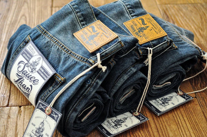 Männer Jeans im Vintage-Stil mit bestickten Patches und zerrissenen Details
