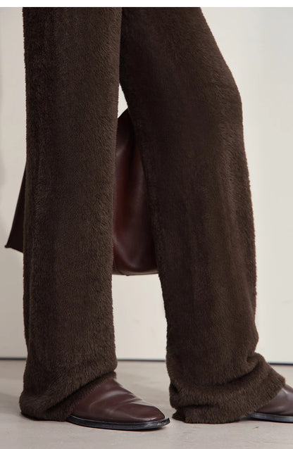 Dunkelbraune Fleece-Hose mit weitem Bein, Stoffstruktur und Saum im Detail