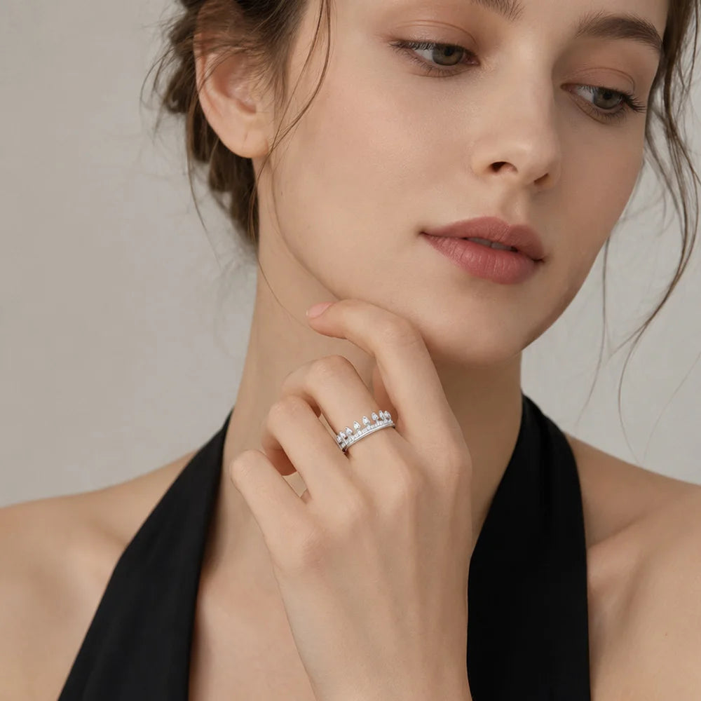 Damenring am Finger: silbernes Krone-Design mit Zirkoniasteinen