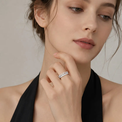 Damenring am Finger: silbernes Krone-Design mit Zirkoniasteinen