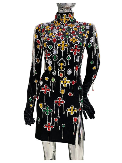 Elegantes Damen-Minikleid mit V-Ausschnitt, kurzen Ärmeln und Patchwork-Design in Mesh-Optik – figurbetont und farblich abgesetzt.