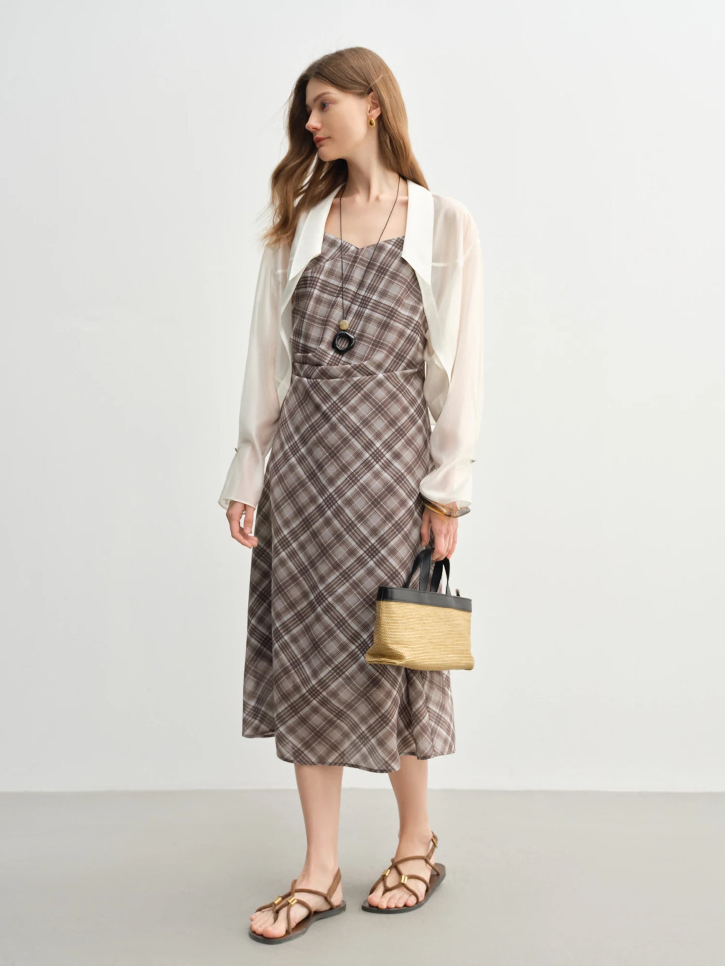 Minimalistisches weißes Sommerhemd im eleganten Stil – Kurzarm-Top für den stilvollen Auftritt