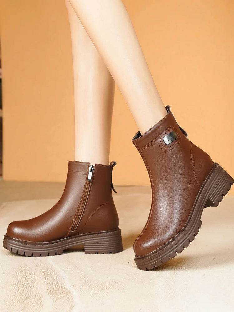 Paar braune Damen-Stiefeletten aus Leder mit Wollkragen und Profilsohle