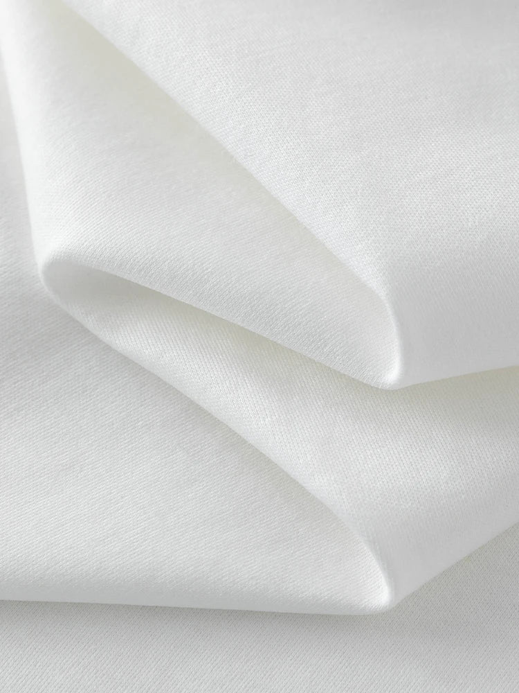 Einfaches Damen-T-Shirt mit Rundhalsausschnitt und kurzen Ärmeln – sommerlich, figurbetont und vielseitig kombinierbar.