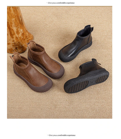 Paar Damen-Stiefeletten aus Leder: braun und schwarz, flach, runder Zehenbereich, Profil