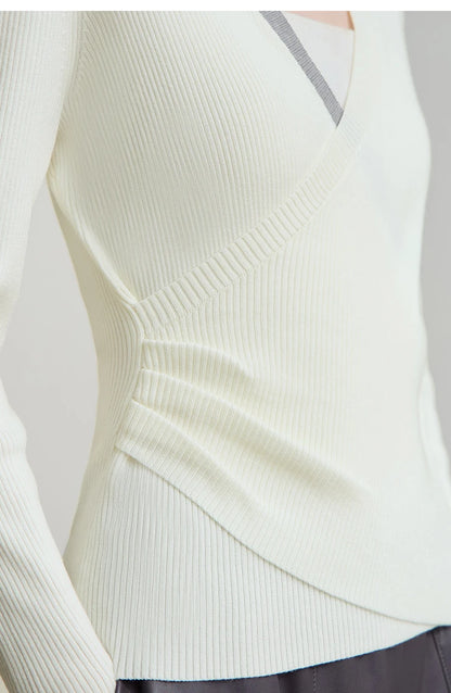 Damenpullover in offwhite mit V-Ausschnitt, fein geripptem Strick und Kontrastkante