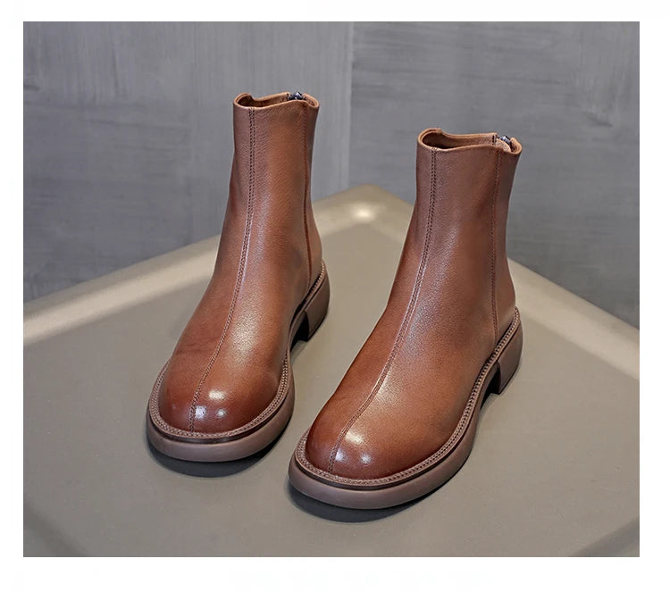 Braune Leder-Stiefeletten mit rundem Schaftabschluss und flacher Profilsohle, Paaransicht.