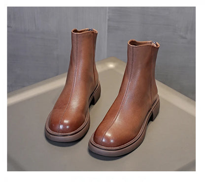 Braune Leder-Stiefeletten mit rundem Schaftabschluss und flacher Profilsohle, Paaransicht.
