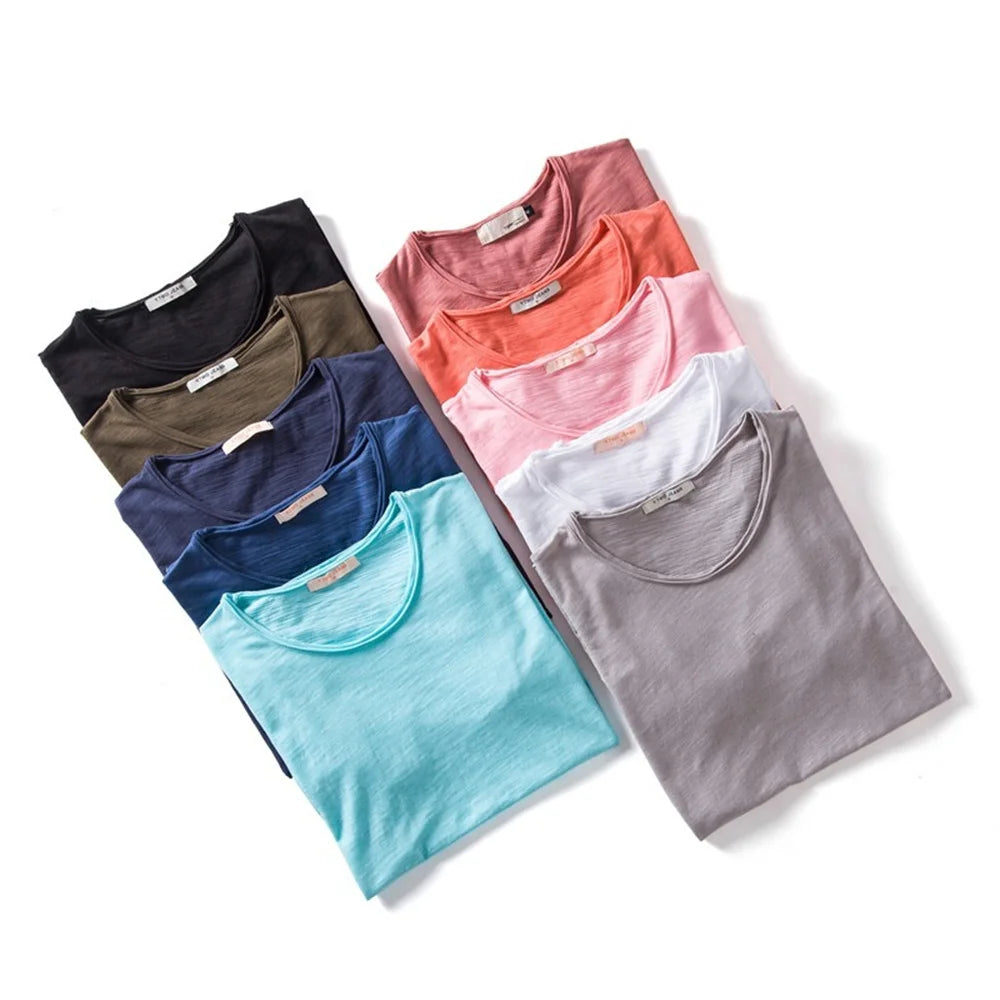 Herren-T-Shirts aus Baumwolle in mehreren Farben, flach liegend