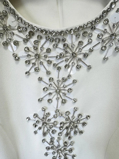 Zweiteiliges Damen-Set mit Rundhals und langen Ärmeln, verziert mit Diamant-Details, bestehend aus einem Oberteil und einem hoch taillierten Rock mit Patchwork-Taschen.