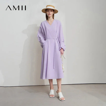 Lila Damenkleid mit V-Ausschnitt, Taillengürtel und langen, weiten Ärmeln, Midi.