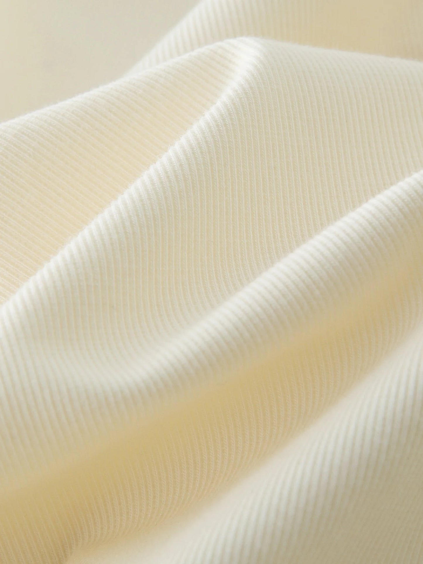 Beige Damenbluse mit Puffärmeln und Umlegekragen, einreihig mit Knopfverzierung – leichtes, kurzes Design