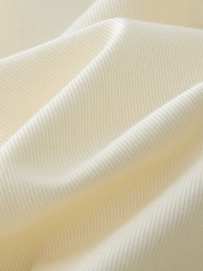 Beige Damenbluse mit Puffärmeln und Umlegekragen, einreihig mit Knopfverzierung – leichtes, kurzes Design