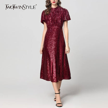 Elegantes Damenkleid mit Rundhalsausschnitt, langen Ärmeln und Perlen-Patchwork – figurbetontes Design für stilvolle Anlässe.