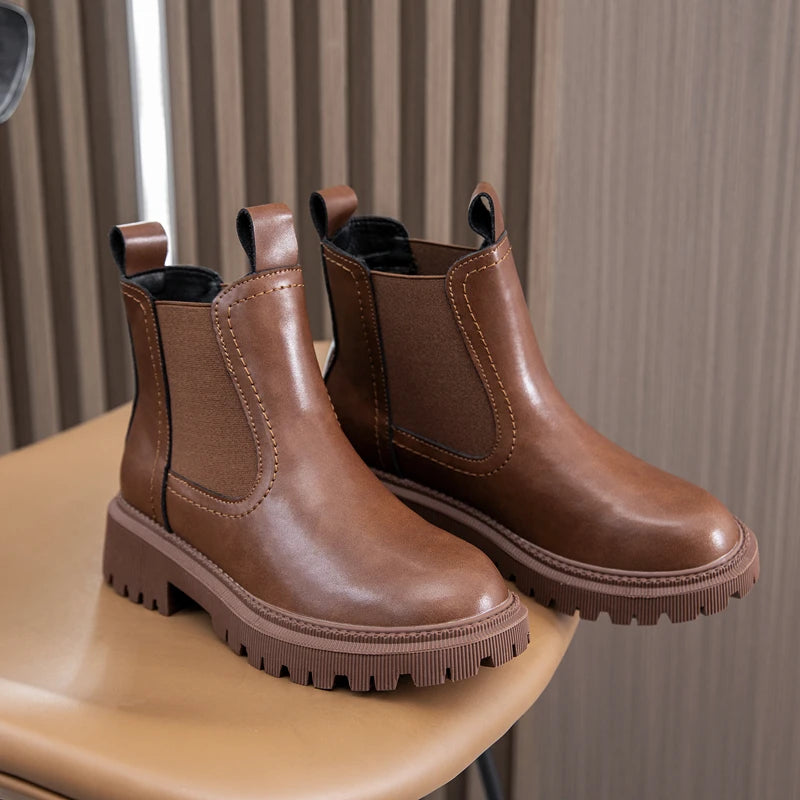Braune Chelsea-Boots aus Leder im Paar, elastische Seiten, Profilsohle