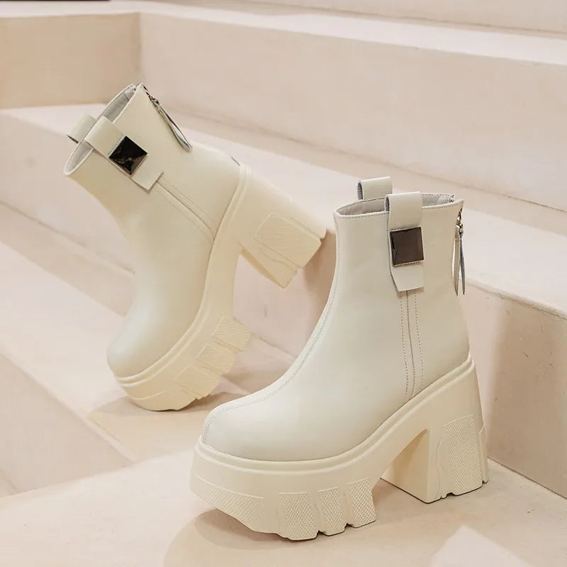 Weiße Plateau-Stiefelette mit Schnallenriemen, Blockabsatz und grobem Profil