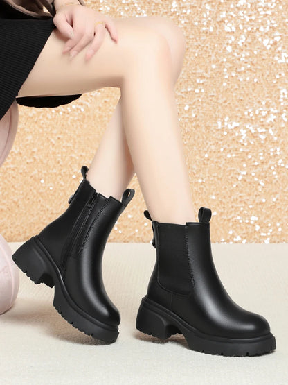 Damen-Chelsea-Boots aus dunklem Leder mit elastischen Einsätzen und Profilsohle