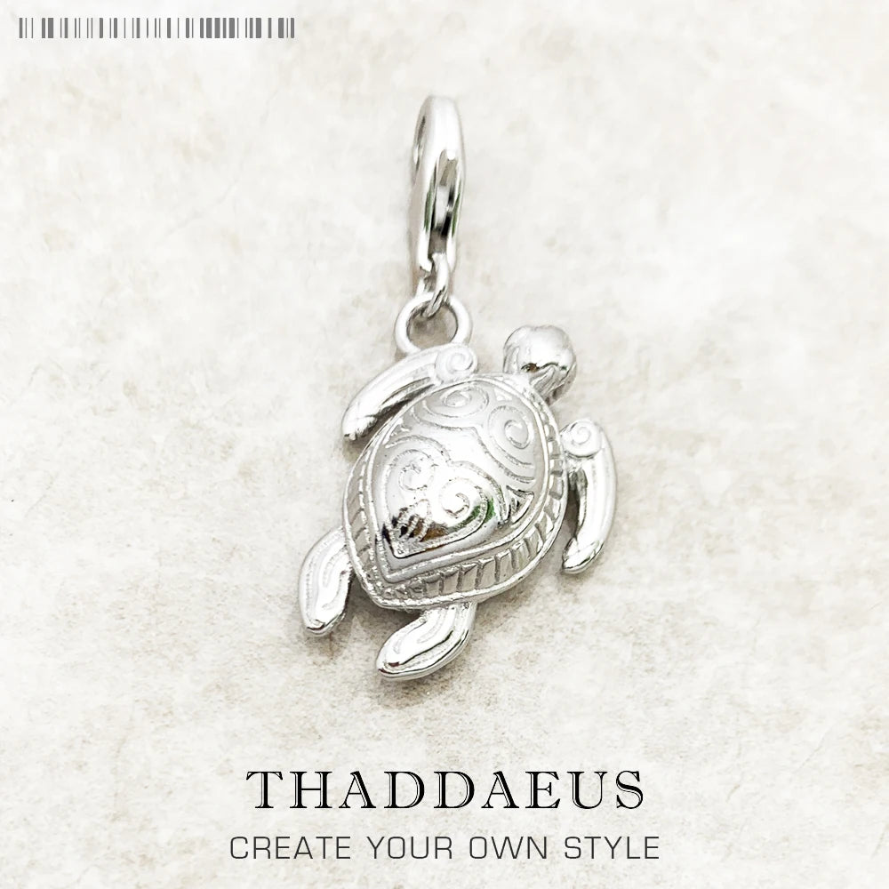 Schildkröten-Charm-Anhänger aus 925er Sterlingsilber, Vorderansicht mit Aufhängering