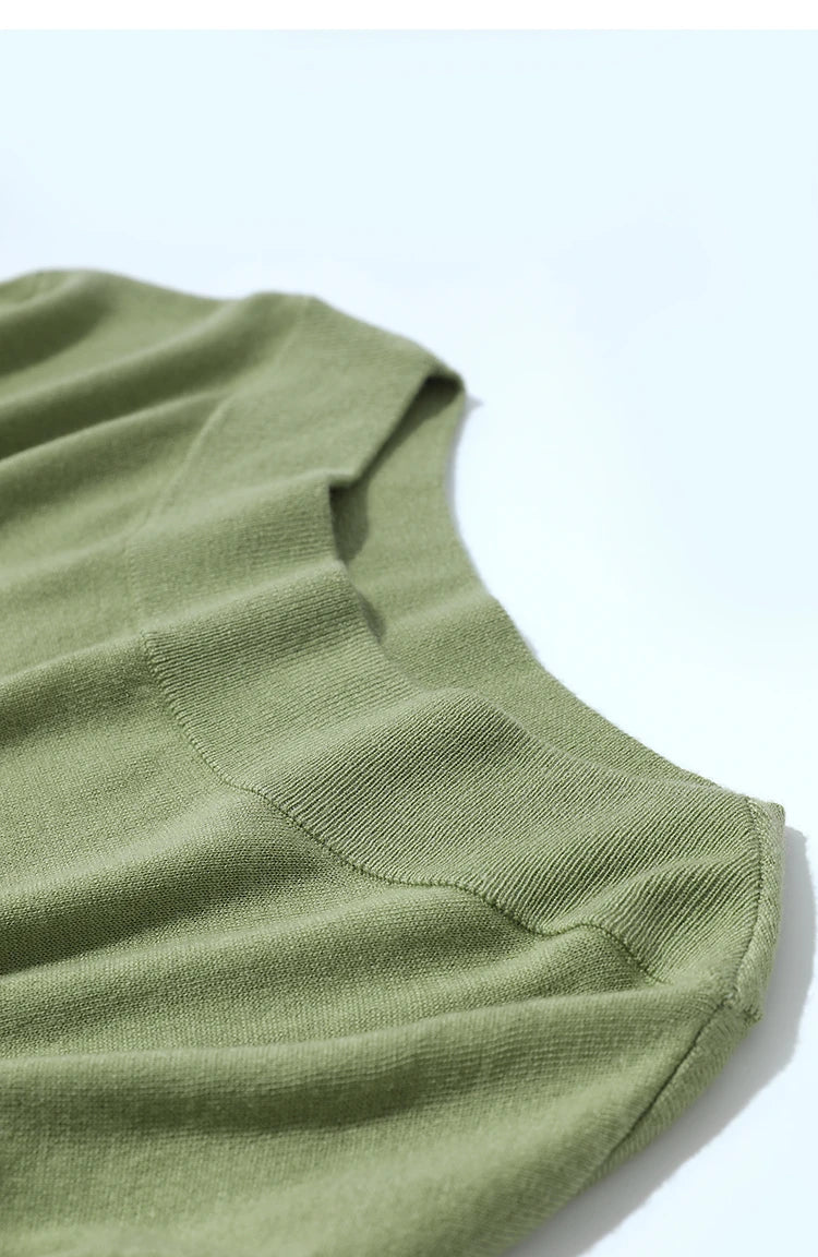 Olivgrüner Wollstrick-Pullover mit geripptem Ausschnitt und langen Ärmeln