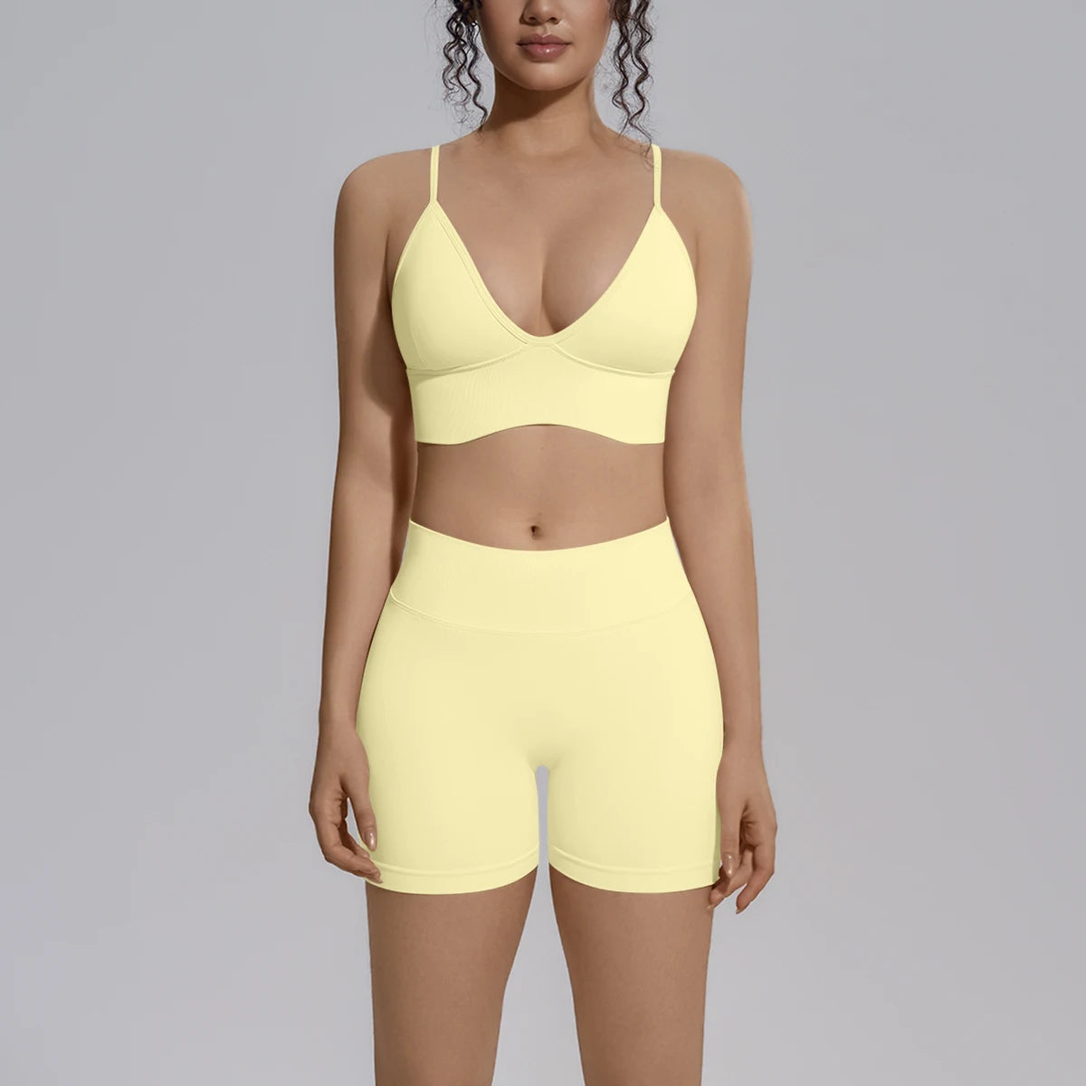 Damen Yoga-Set in Hellgelb: BH mit Trägern und Hotpants mit hoher Taille, vorne
