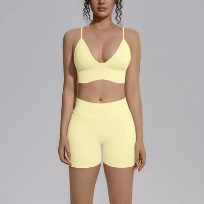 Damen Yoga-Set in Hellgelb: BH mit Trägern und Hotpants mit hoher Taille, vorne