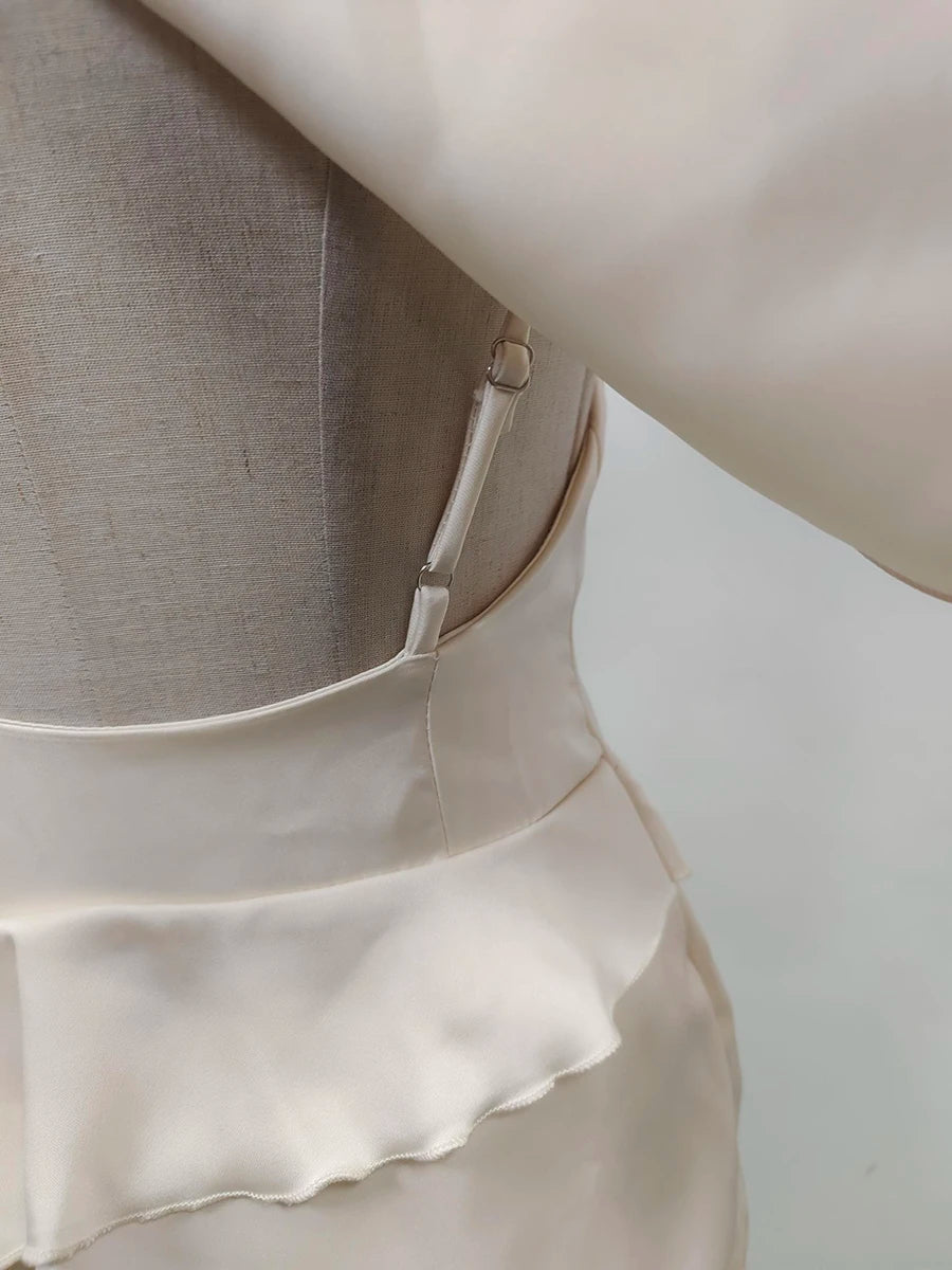 Elegantes Damen-Midikleid mit schulterfreiem Design, langen Ärmeln und Perlen-Patchwork – figurbetont und luxuriös.