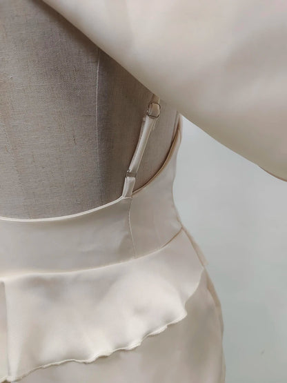 Elegantes Damen-Midikleid mit schulterfreiem Design, langen Ärmeln und Perlen-Patchwork – figurbetont und luxuriös.
