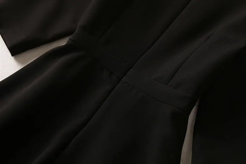 Elegantes Damenkleid mit quadratischem Ausschnitt, halblangen Ärmeln und Pailletten-Patchwork-Design – ideal für besondere Anlässe.