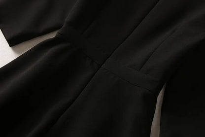 Elegantes Damenkleid mit quadratischem Ausschnitt, halblangen Ärmeln und Pailletten-Patchwork-Design – ideal für besondere Anlässe.