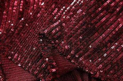 Elegantes Damenkleid mit Rundhalsausschnitt, langen Ärmeln und Perlen-Patchwork – figurbetontes Design für stilvolle Anlässe.