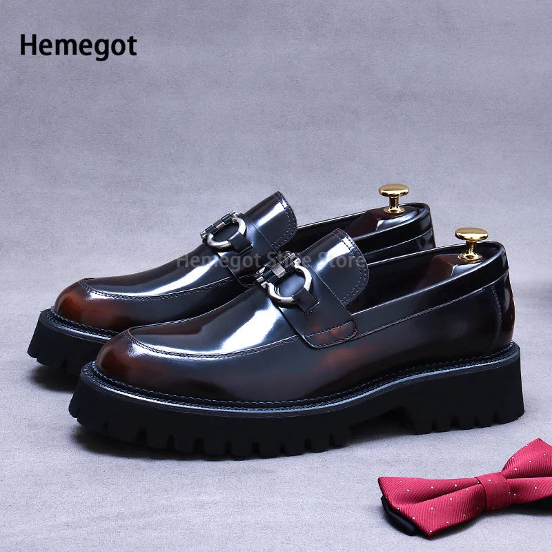 Schwarze Lederschuhe mit runder Kappe, dicker Sohle und Metall-Deko am Riemen