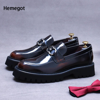 Schwarze Lederschuhe mit runder Kappe, dicker Sohle und Metall-Deko am Riemen