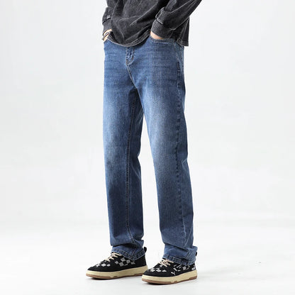Männer Jeans im klassischen Stil mit losem Schnitt und Taschen