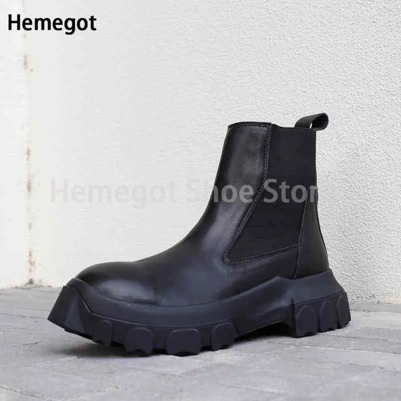 Schwarze Chelsea-Stiefelette mit breiter Profilsohle und seitlichem Einsatz, kurzer Schaft
