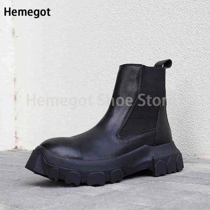 Schwarze Chelsea-Stiefelette mit breiter Profilsohle und seitlichem Einsatz, kurzer Schaft