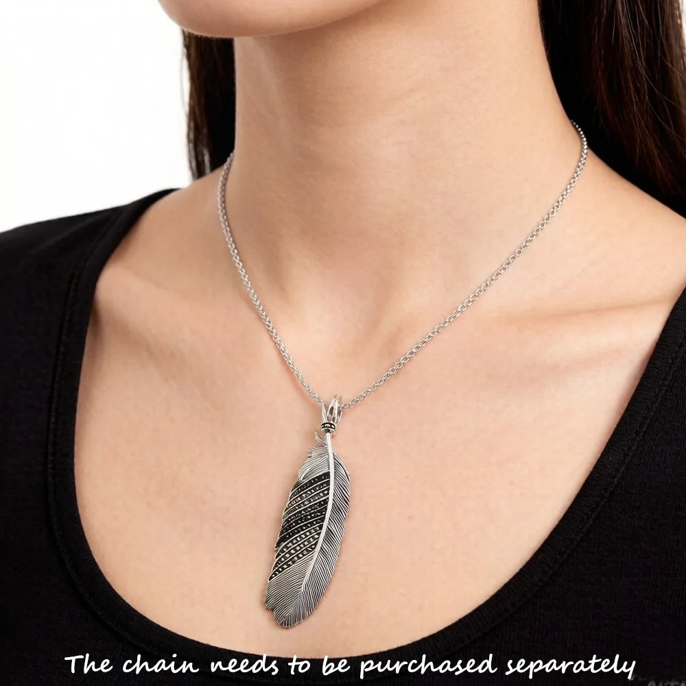Feder-Anhänger aus 925 Sterling-Silber am Kettenband, detailreich graviert