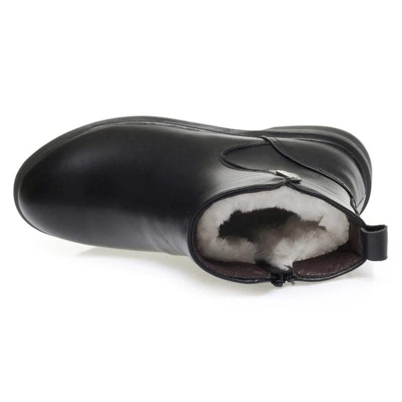 Schwarzer Stiefel mit geöffnetem Einstieg und weichem Wollfutter im Inneren