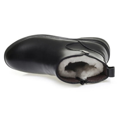 Schwarzer Stiefel mit geöffnetem Einstieg und weichem Wollfutter im Inneren