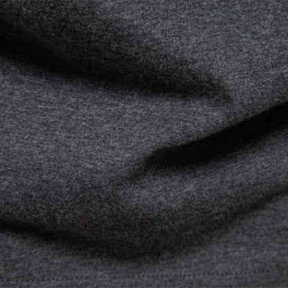 Dunkelgraues Baumwoll-Langarmshirt, Stoffoberfläche mit feiner Webstruktur