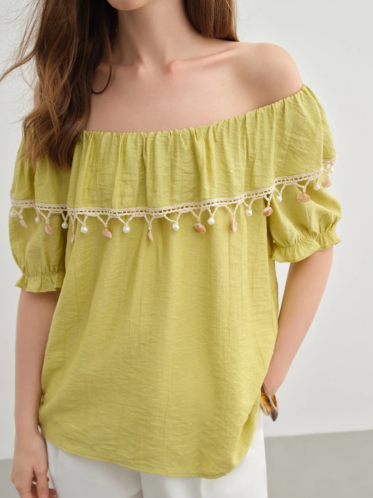 Kurzärmeliges T-Shirt im minimalistischen Stil mit Stickerei – vielseitiges, lässiges Fashion-Top für den Sommer.