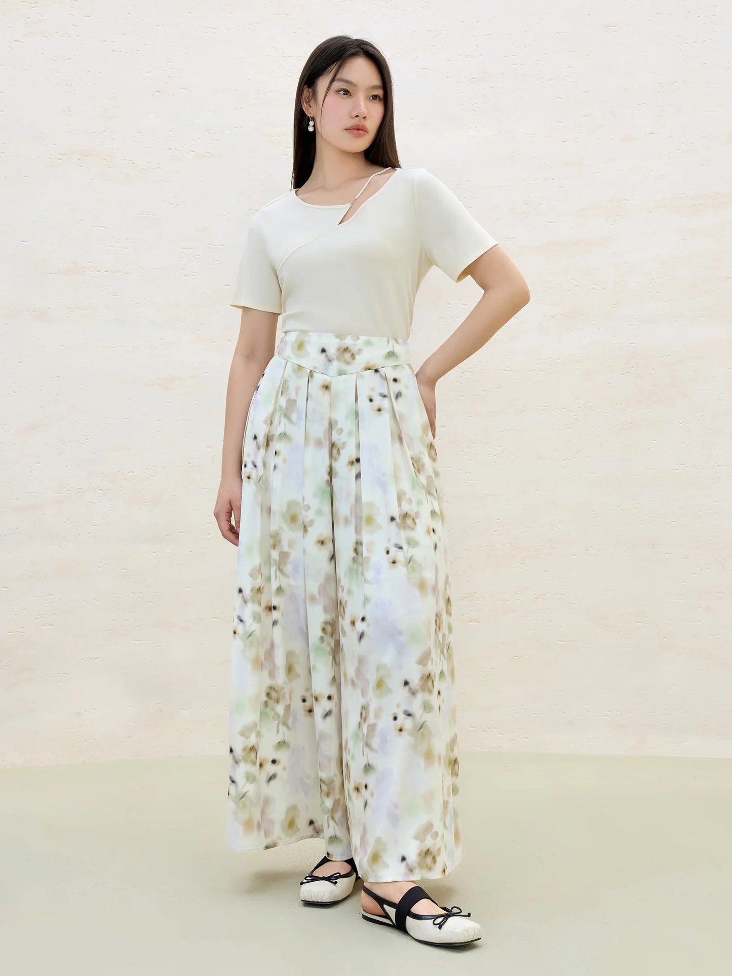 Beige Damenbluse mit Puffärmeln und Umlegekragen, einreihig mit Knopfverzierung – leichtes, kurzes Design