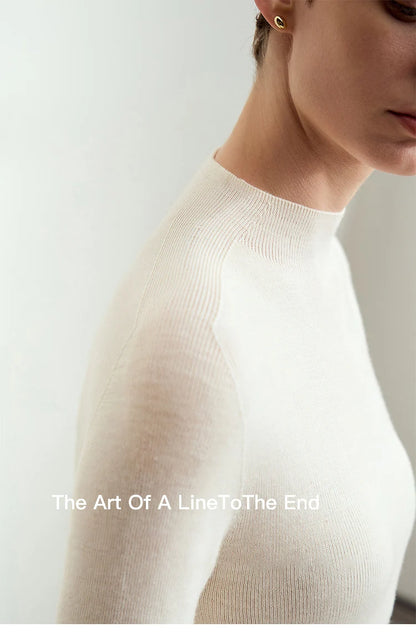 Damen-Strickpullover mit Halbrollkragen, Langarm, einfarbig weiß/creme, feine Strickstruktur.