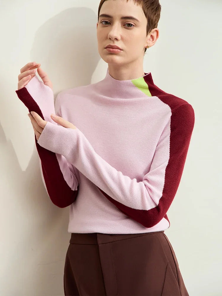 Hellrosa Damenpullover mit Stehkragen, langen Ärmeln und Patchwork-Einsätzen