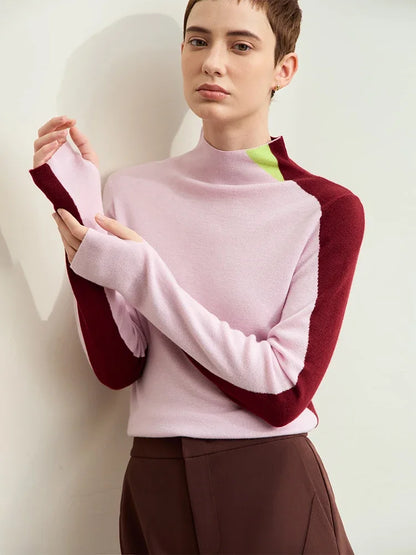Hellrosa Damenpullover mit Stehkragen, langen Ärmeln und Patchwork-Einsätzen